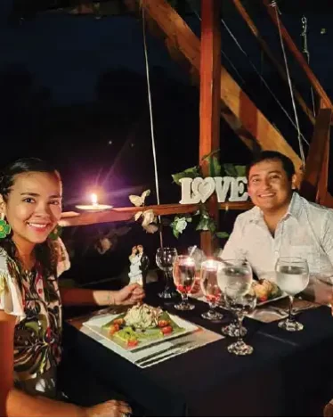 couple_having_dinner_at_treehouse_lodge