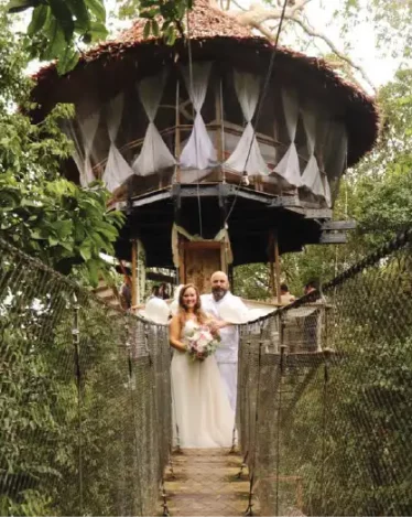 honeymoon_couple_at_treehouse_lodge