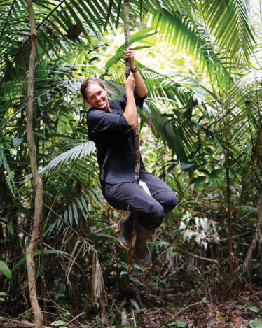 treehouse_lodge_guest_on_tree