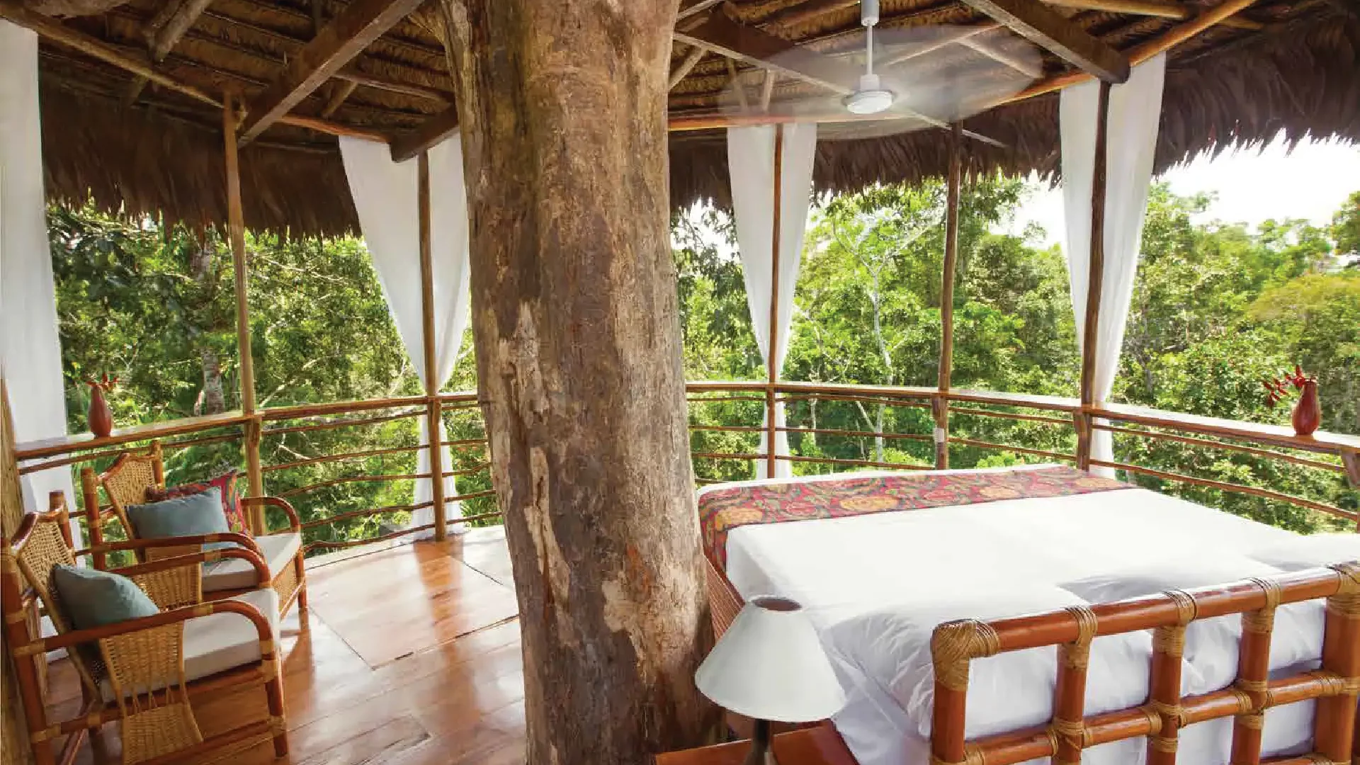 treehouselodge_bed_in_treehouse